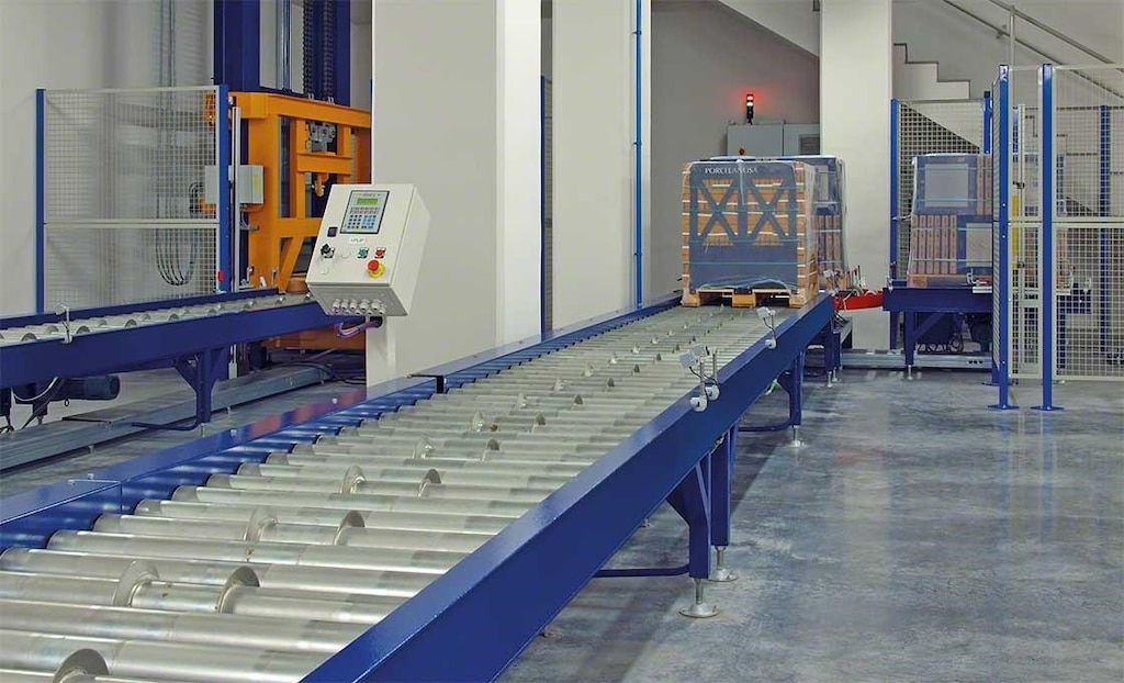 The photocells installed on the roller conveyor circuit make it possible to locate the goods. The photocells installed on the roller conveyor circuit make it possible to locate the goods.