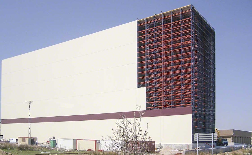 Delaviuda’s clad-rack warehouse stands 42 metres tall Delaviuda’s clad-rack warehouse stands 42 metres tall