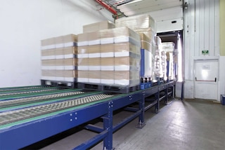 Automatic lorry loading and unloading systems Automatic lorry loading and unloading systems