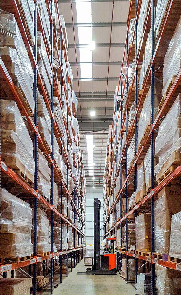 Reach trucks in operation handle the pallets in aisles that are less than 3 m wide