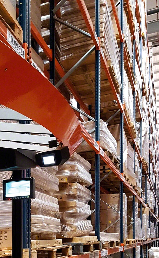 The operator views the movement and direction of the forks on a screen when handling the merchandise The operator views the movement and direction of the forks on a screen when handling the merchandise