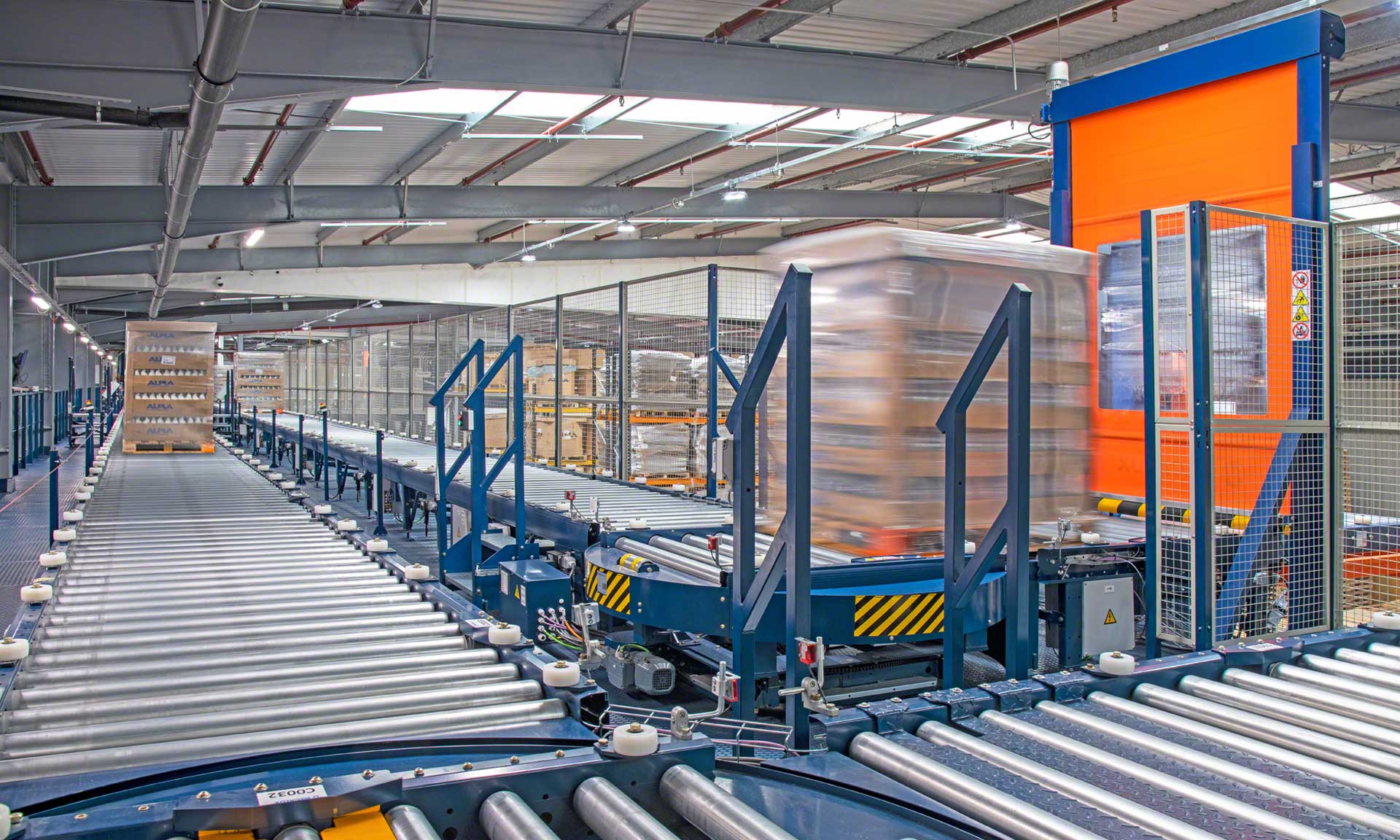 ALPLA installs an automatic conveyor system in its plant in Golborne (UK) ALPLA installs an automatic conveyor system in its plant in Golborne (UK)