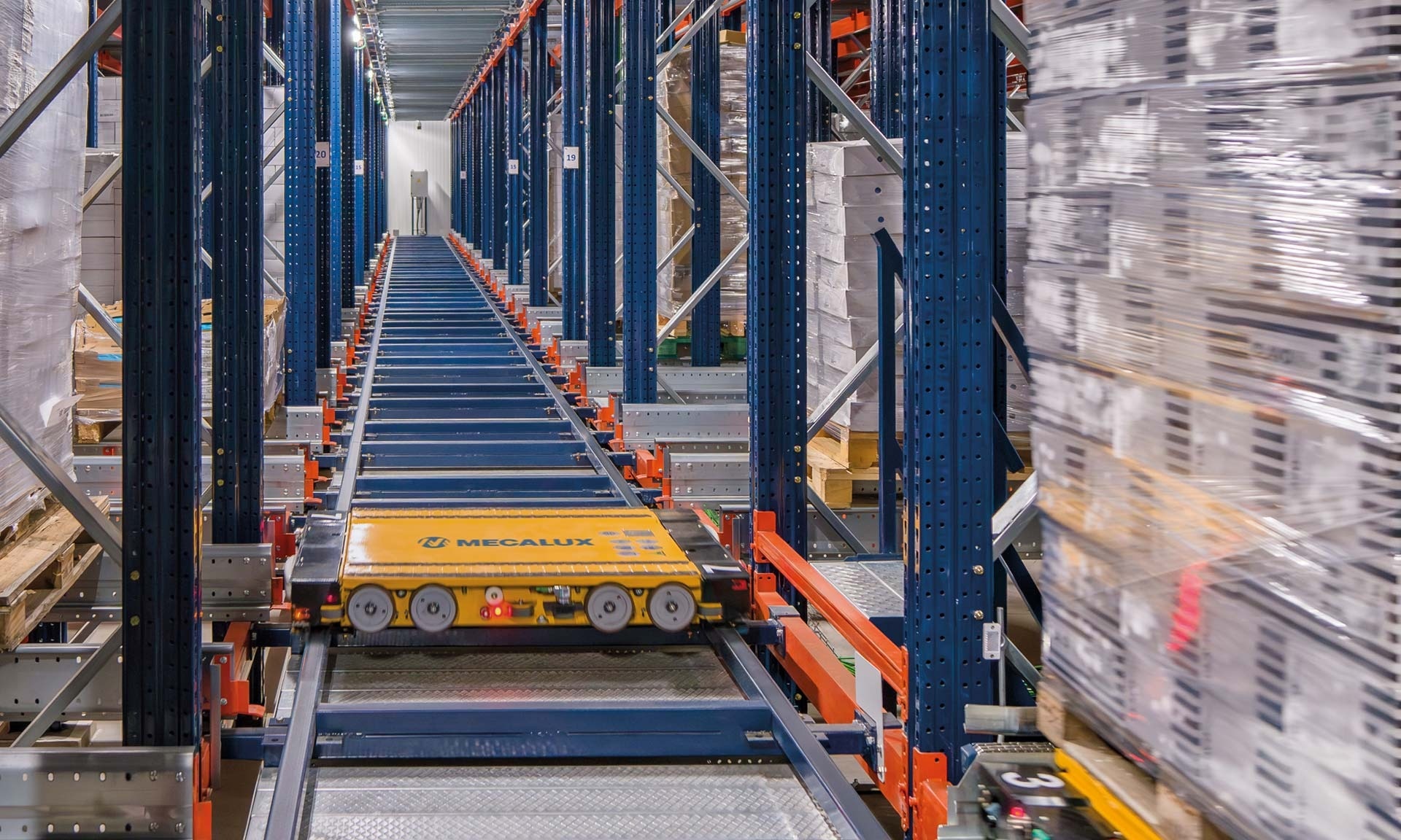 4-Way Pallet Shuttle at Clavo Food