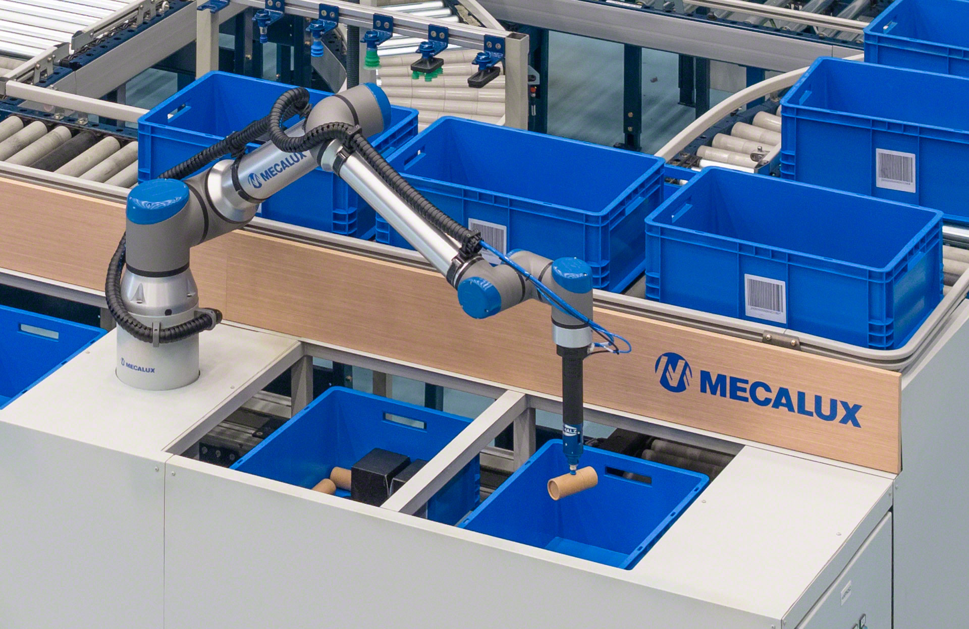 Mecalux’s picking robot completely automates order picking