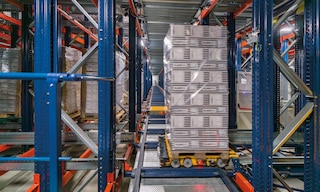 The 3D shuttle moves inside the storage channels with maximum stability