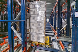 The 3D Pallet Shuttle reaches the assigned location to store the pallet