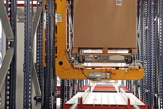 If necessary, the 3D shuttle transports the pallet to a higher level