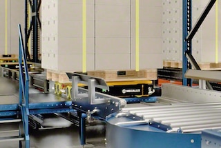 A 3D shuttle collects the pallet for storage A 3D shuttle collects the pallet for storage