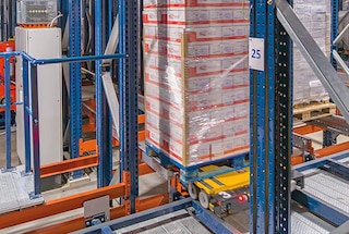 A 3D shuttle collects the pallet for storage