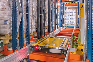 The 4 Way shuttle reintegrates into circulation after storing the pallet
