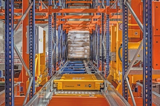 The shuttle is inserted into the storage channels to compact the pallets