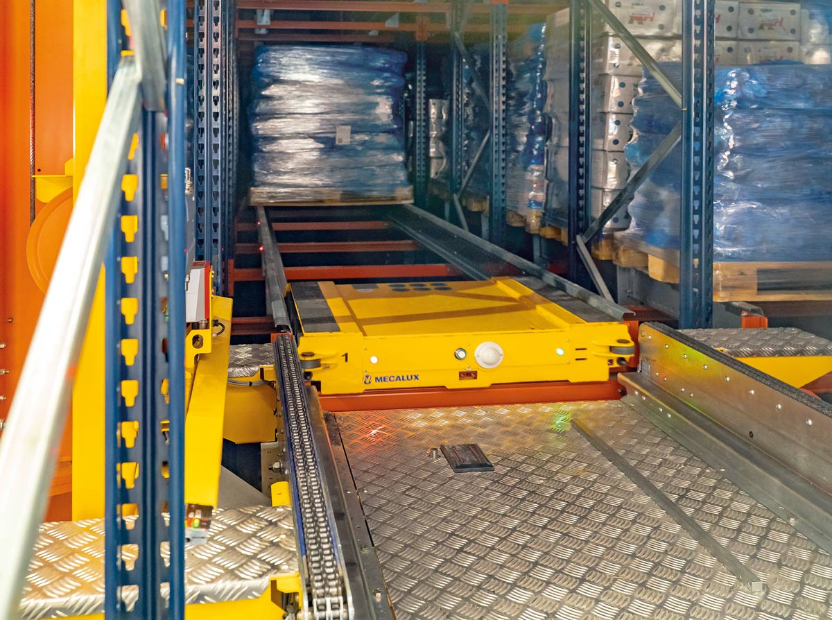 The APS is positioned in a storage channel and places the pallets in the nearest slot to be unloaded