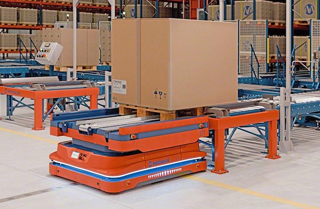 Autonomous Mobile Robots (AMRs) - Mecalux.co.uk