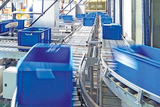 Carton conveyors connect two points of a warehouse
