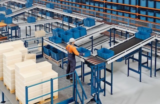 Belt conveyors also supply conveyor pick stations to the side of an AS/RS