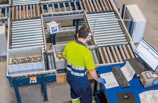 Bin conveyors expedite the supply of goods to pick stations