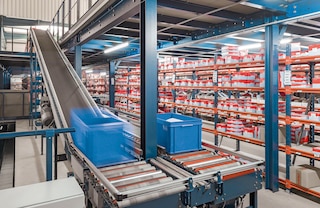 An inclined box conveyor belt can connect different warehouse levels