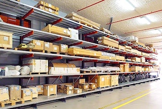 Warehouse cantilever racks can house bulky loads of different weights and sizes in the same bay