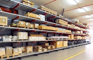 A continuous run of metal shelving makes it possible to house very diverse goods in a cantilever system A continuous run of metal shelving makes it possible to house very diverse goods in a cantilever system