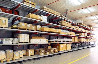 A continuous run of metal shelving makes it possible to house very diverse goods in a cantilever system