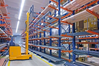 Cantilever racking is especially suitable for storing pipes Cantilever racking is especially suitable for storing pipes