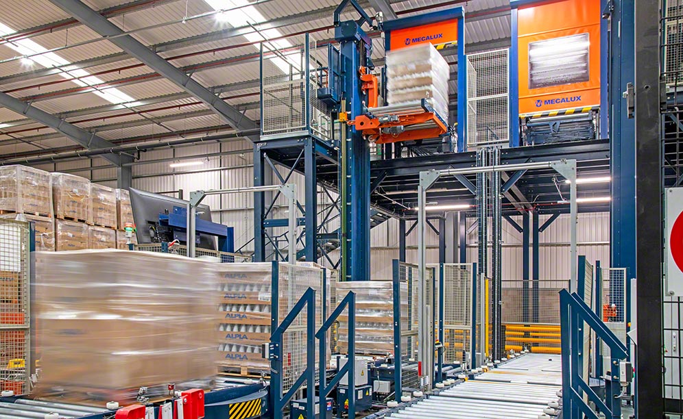 Automatic pallet lifts in the ALPLA logistics centre