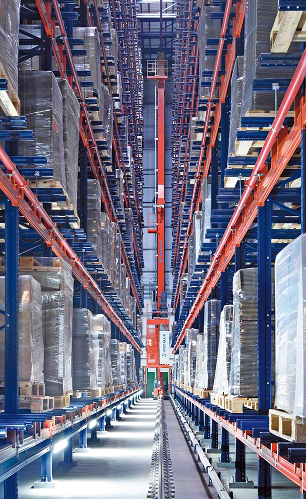 Automatic stacker crane custom-designed to WOK's requirements