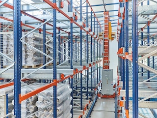 In automated warehouses, the APS is the ideal system for automating the loading and unloading of pallets