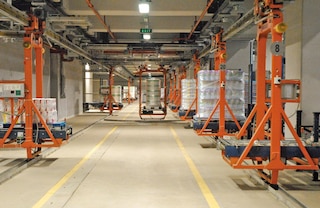 The creation of shortcuts accelerates the movement of the trolleys along the circuit The creation of shortcuts accelerates the movement of the trolleys along the circuit