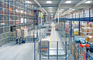 Safety fencing restricts access to the operation area of the trolley conveyor system Safety fencing restricts access to the operation area of the trolley conveyor system