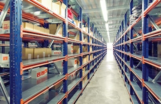 Galvanised heavy duty shelves provide a highly durable support surface Galvanised heavy duty shelves provide a highly durable support surface