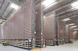 High-bay M7 heavy duty racks make the most of available vertical space High-bay M7 heavy duty racks make the most of available vertical space