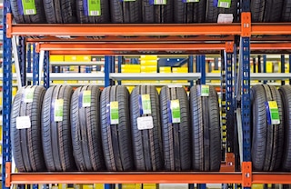 M7 heavy duty racks outfitted only with beams make it possible to store tyres