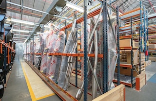 M7 heavy duty racks for warehouses can accommodate special loads such as exhaust pipes M7 heavy duty racks for warehouses can accommodate special loads such as exhaust pipes