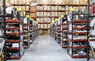 M7 heavy duty shelving can be combined with pallet racking