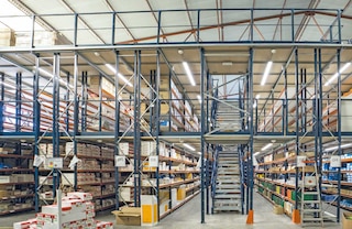 Mecalux longspan shelving can be used in multi-level facilities with raised walkways