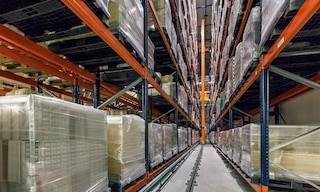 Schaal Chocolatier automates storage with automatic stacker cranes for pallets