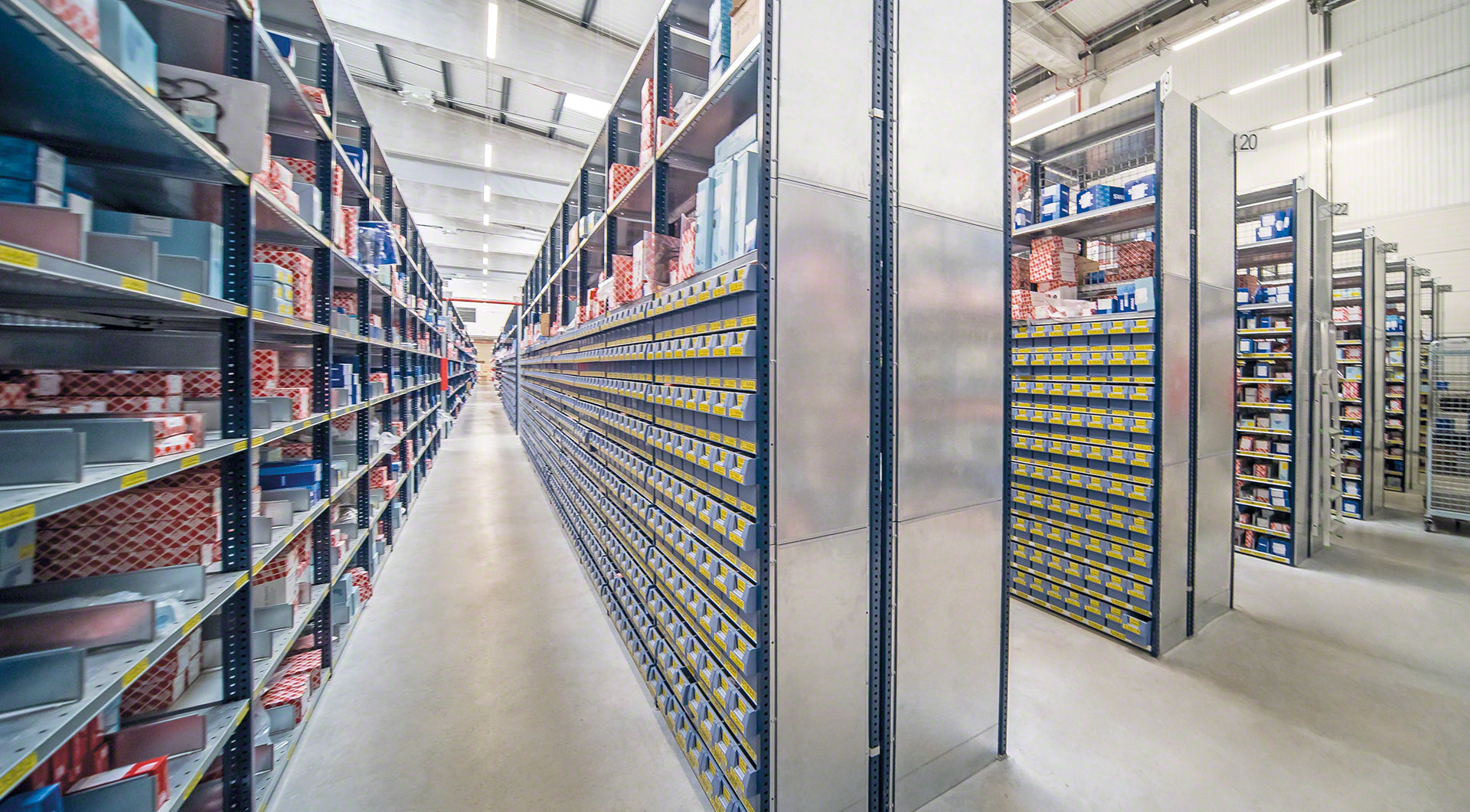 Warehouse Wardrobe Racking Light Duty Racks and Shelving - Mecalux.co.uk