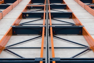 The structure of the mobile bases includes carriages, beams and bracing