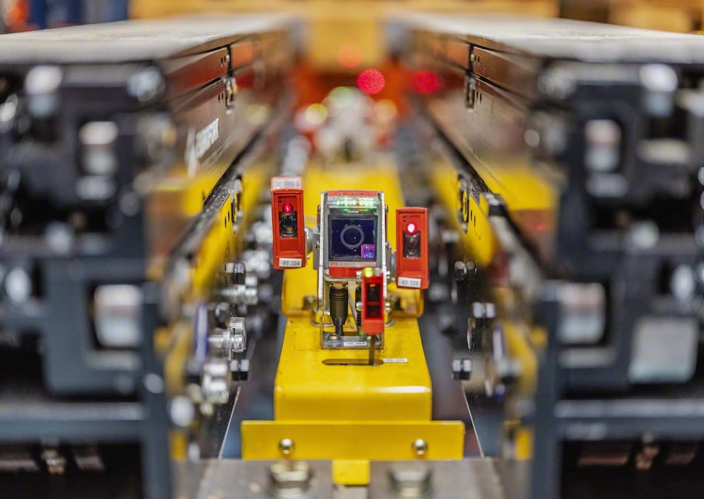 Mecalux’s advanced positioning system for pallet stacker cranes