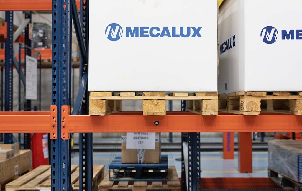 Reflectors on the racking beams to determine the stacker crane’s position