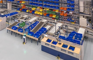 The order picking robot integrates seamlessly with various automated storage systems
