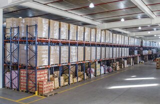 It is possible to install lower levels for storing pallets on the floor under a push-back rack