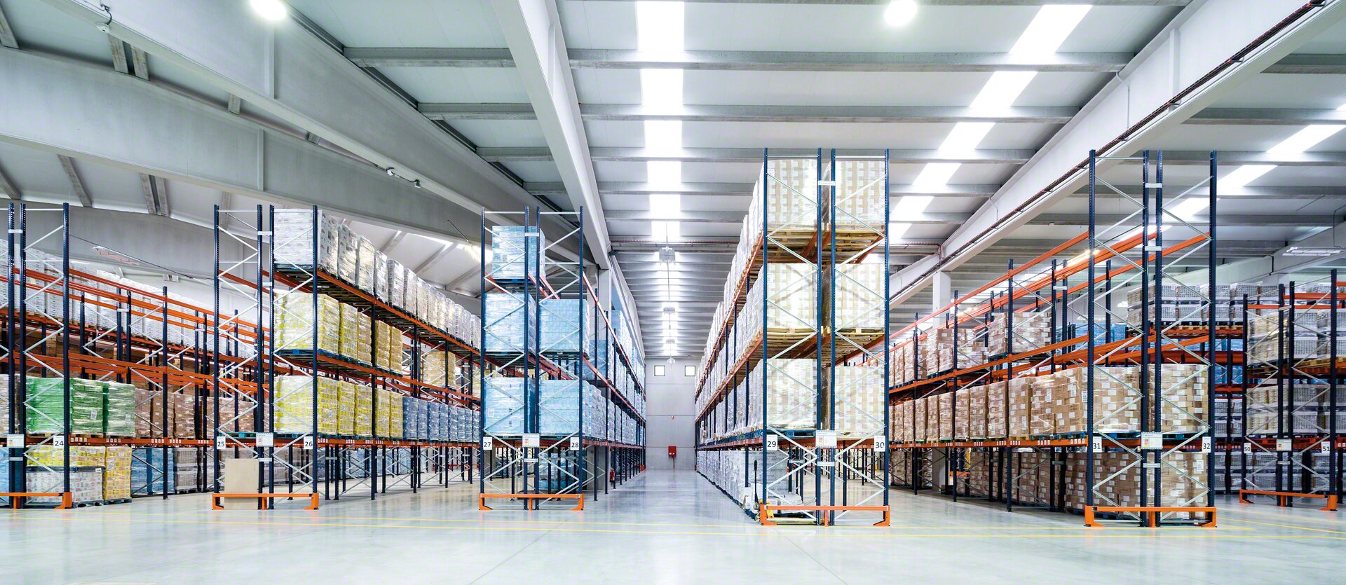 Short warehouse with racks for palletised loads