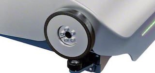 Guide wheels ensure the shuttle’s longitudinal alignment