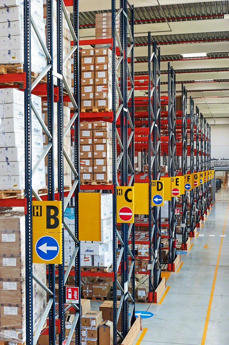 Signalling banners in the racking aisles