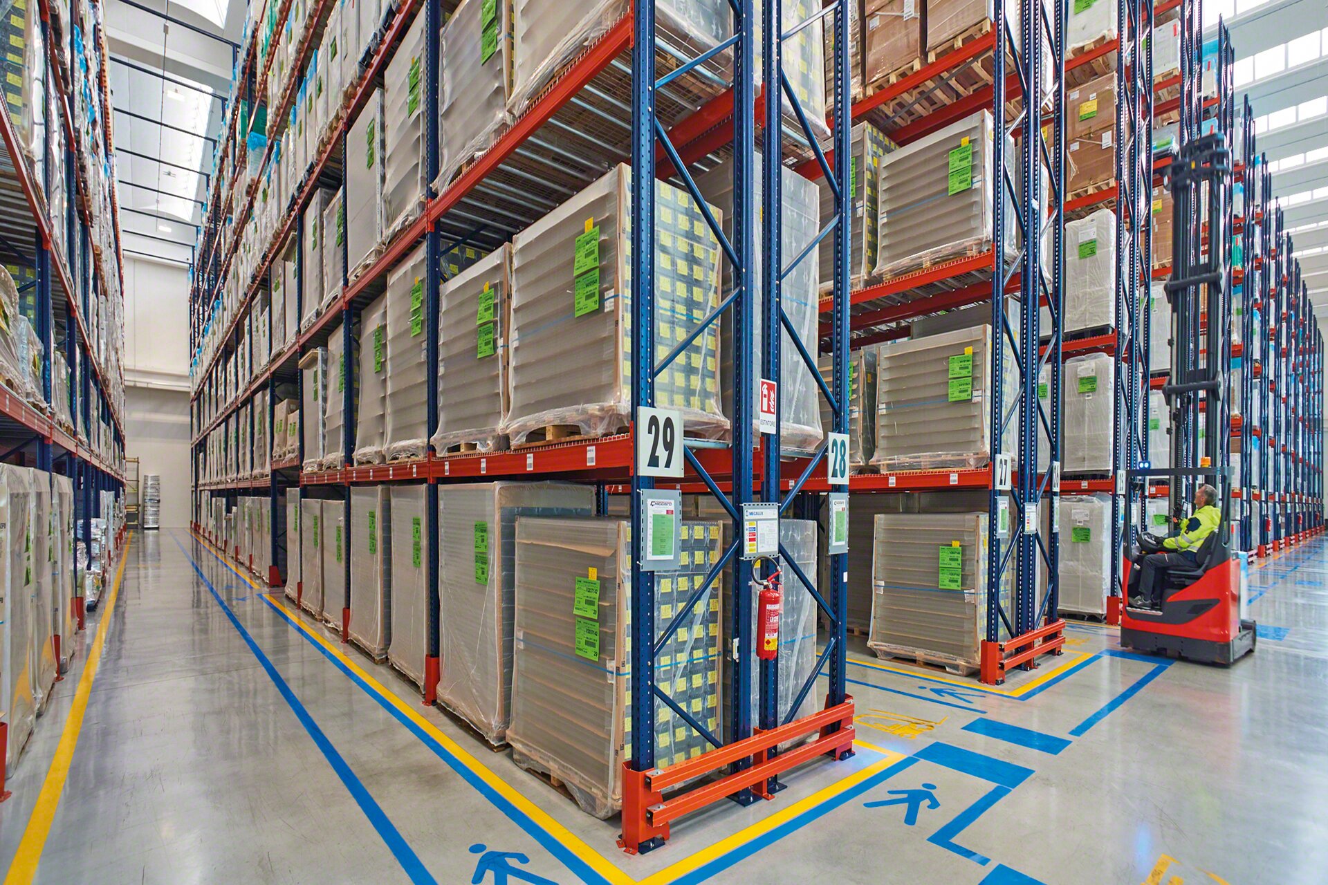 Signalling varies in the warehouse aisles and increases operator safety