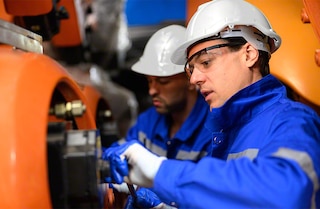 Mecalux’s spare parts service facilitates the replacement of multiple components and parts Mecalux’s spare parts service facilitates the replacement of multiple components and parts