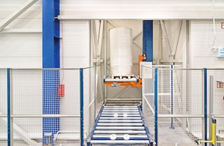 Vertical conveyors can handle various types of palletised loads