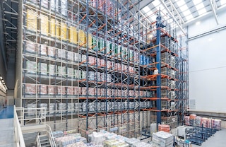Vertical conveyors move pallets between several storage levels